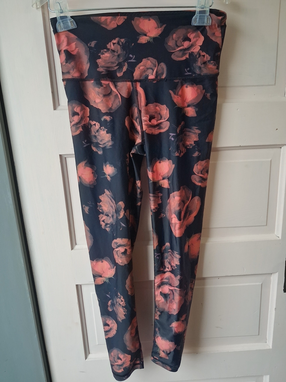 Floral Print Women's Leggings In Red on Black
